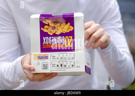 Scatola di McDonald's pollo McNuggets, McDonald's è un ristorante fast food chain fondata nel 1940. Foto Stock