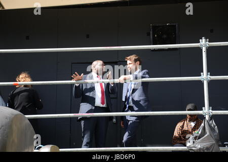 La manodopera MP David Lammy nella conversazione al di fuori dei supporti tenda su College Green, Westminster il giorno dopo le elezioni generali 2017. Foto Stock