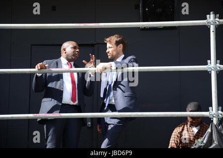 La manodopera MP David Lammy nella conversazione al di fuori dei supporti tenda su College Green, Westminster il giorno dopo le elezioni generali 2017. Foto Stock