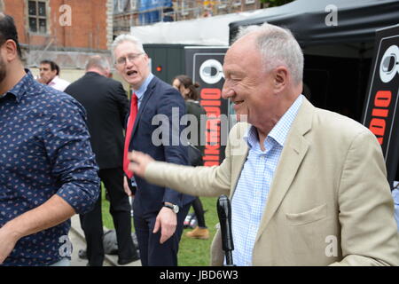 Lembit opik e Ken Livingstone chattare su college green dopo il 2017 elezione generale. Foto Stock