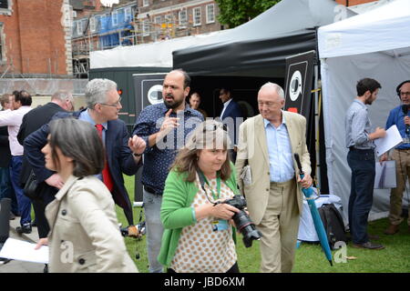 Lembit opik e Ken Livingstone chattare su college green dopo il 2017 elezione generale. Foto Stock