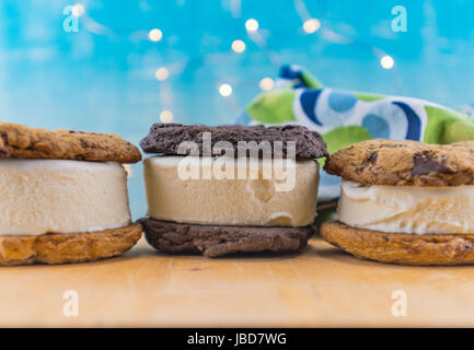Chocolate Chip Cookie Ice Cream Sandwich con sfondo whimsical Foto Stock