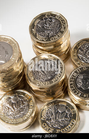 Nuovo REGNO UNITO British Pound monete in pile verticali Foto Stock