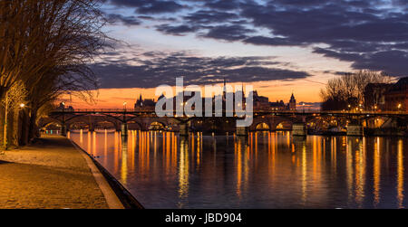 Sunrise sulla Ile de la Cite e il Fiume Senna con vista del Pont des Arts. 4° Arrondissement. Parigi, Francia Foto Stock