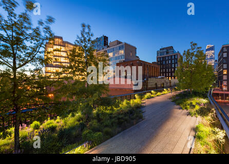 La Highline (alta linea aerea Parco greenway) al crepuscolo in estate. Chelsea, Manhattan New York City Foto Stock
