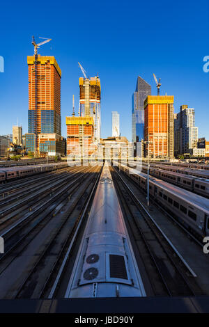 L'Hudson Yards sito in costruzione con binari ferroviari (2017). Midtown Manhattan, New York City Foto Stock