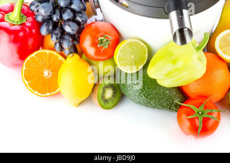 Macchina con succhi di frutta e verdura, frutta fresca e verdura su sfondo bianco. Foto Stock