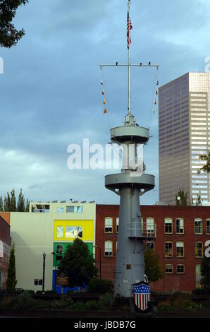 Il Memoriale dei Veterani di Portland si affaccia sul fiume dalla posizione mediante il Riverfront Park. Foto Stock