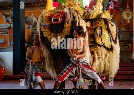 Bali Barrong tradizionale e Kris dance Foto Stock