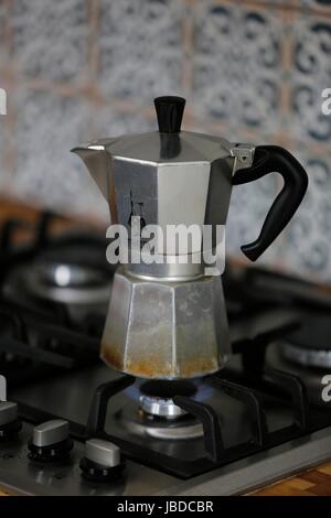 Un Bialetti Moka Express caffettiera infuso di caffè fresco su un gas piano  di cottura Foto stock - Alamy