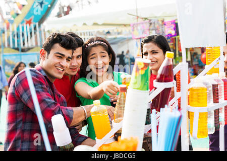 Felice adolescente Gruppo Amici pronto Gelato e godendo di Fair Foto Stock