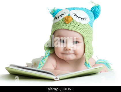 Il bambino neonato in funny owl berretto lavorato a maglia gufo con libro su sfondo bianco Foto Stock