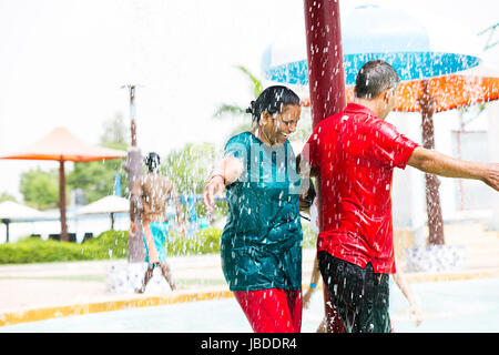 Happy 2 Coppia senior palo rotante del parco acquatico di balneazione godere Foto Stock