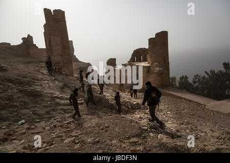 Chris Huby / Le Pictorium - Siria / Rojava - ira dell'Eufrate - 07/01/2017 - Rojava - Jan 7- SIRIA ROJAVA / nord Siria / Vicino RAQQA / QALAT JABAR CASTLE - SDF (Siriano Forze Democratiche) con YPG (curdi) ha riportato il famoso castello di Iside. Un soldato YPG è attraversando il castello. Foto Stock