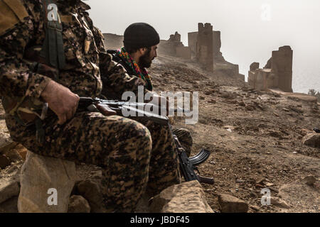 Chris Huby / Le Pictorium - Siria / Rojava - ira dell'Eufrate - 07/01/2017 - Rojava - Jan 7- SIRIA ROJAVA / nord Siria / Vicino RAQQA / QALAT JABAR CASTLE - SDF (Siriano Forze Democratiche) con YPG (curdi) ha riportato il famoso castello di Iside. Un soldato YPG è attraversando il castello. Foto Stock