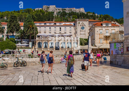 STARI GRAD, Croazia - luglio 7, 2009: persone non identificate a Stari Grad sull'isola di Hvar, Croazia. Hvar è uno dei più popolari e più visitati destin Foto Stock