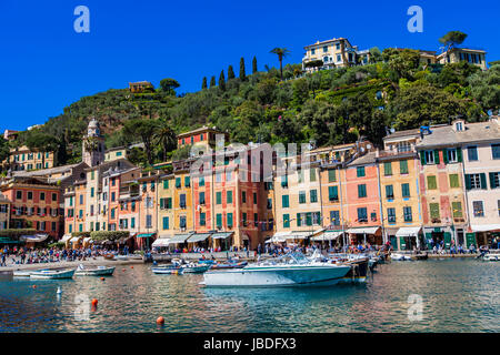 PORTOFINO, Italia - 29 Aprile 2017: persone non identificate a Portofino, Italia. Portofino è una popolare destinazione turistica sul Mar Ligure. Foto Stock