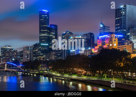 Melbourne skyline della città oltre il fiume Yarra dopo il tramonto. Victoria. Australia. Foto Stock