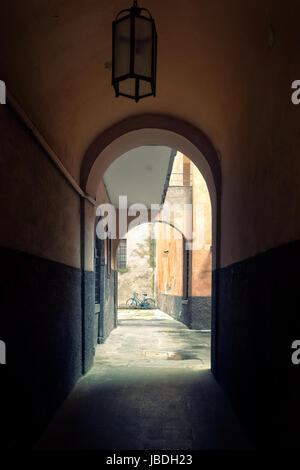 L'esterno di un vecchio edificio con una bicicletta parcheggiata in background, Bergamo Alta, Italia Foto Stock
