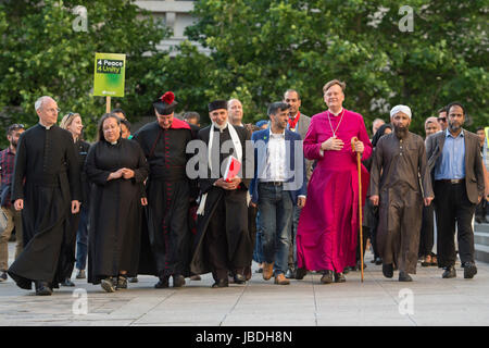 Leader della fede (da sinistra a destra) Decano di David ison di San Paolo, Reverendo Trissia Hillas di San Paolo, Reverendo Alan Green di San Giovanni su Bethnal Green, Direttore del Centro informazioni Islamiche di Oxford Dr. Sheikh Ramzy, Amministratore Delegato dell'aiuto musulmano Jehanjir Malik, il Rev. Jonathan Baker Bishop di Fulham, Capo di Chaplancy a Barts NHS Trust Yunus Dudhwala e il presidente della moschea di Londra Est Muhammad Uddim partì dalla cattedrale di St Paul a Londra per una passeggiata al tramonto alla moschea di Londra Est per ricordare le vittime della violenza religiosa in tutto il mondo. Foto Stock