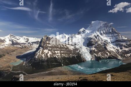 Vista aerea del lago Berg e del monte Robson Skyline con Deep Blue Sky e Snowy Mountains su Horizon vicino al Jasper National Park, alle Montagne Rocciose canadesi Foto Stock