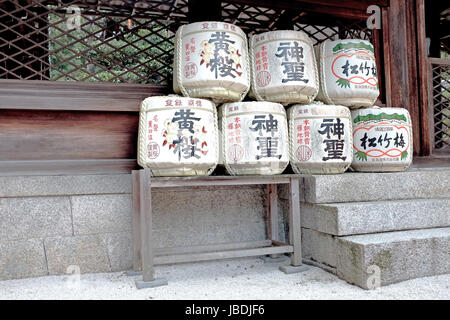 Vuoto barili di Sake ornamento della parte anteriore di un sacrario scintoista in Giappone, una tradizione culturale creduto per collegare gli dèi con le persone Foto Stock