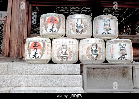 Vuoto barili di Sake ornamento della parte anteriore di un sacrario scintoista in Giappone, una tradizione culturale creduto per collegare gli dèi con le persone Foto Stock