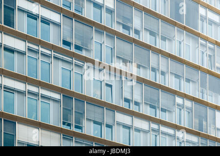 Moderno edificio di vetro della facciata - ufficio edificio esterno Foto Stock