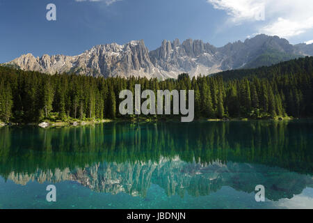 Vista sulla montagna sopra il Lago di Carezza, Dolomiti, Italia. Foto Stock