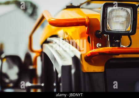 Il trattore idraulico è giallo. bulldozer cingolato in fiera Foto Stock