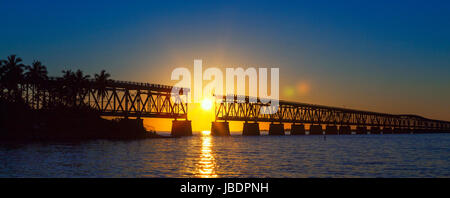 Bellissimo tramonto colorato o sunrise con ponte rotto Foto Stock