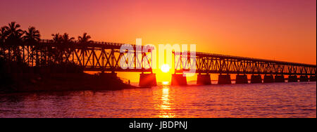 Colorato tramonto o l'alba con ponte rotto Foto Stock