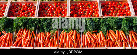 Molte verdure su insegna nel supermercato Foto Stock