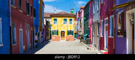 Bella strada di Burano, vicino a Venezia, Italia Foto Stock