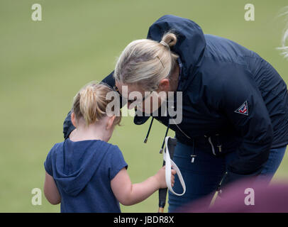 Zara Tindall con la figlia Mia al Gloucestershire Festival di Polo di Beaufort Polo Club a Tetbury, nel Gloucestershire. Foto Stock