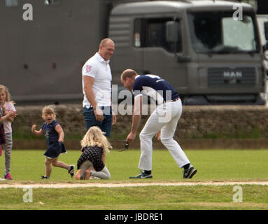 Il Duca di Cambridge insegue il Mia Tindall, figlia di Mike e Zara Tindall, al Gloucestershire Festival di Polo di Beaufort Polo Club a Tetbury, nel Gloucestershire. Foto Stock