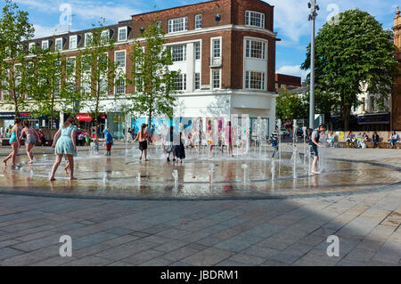 Bambini che giocano nella fontana in Queen Victoria Square, Hull Foto Stock