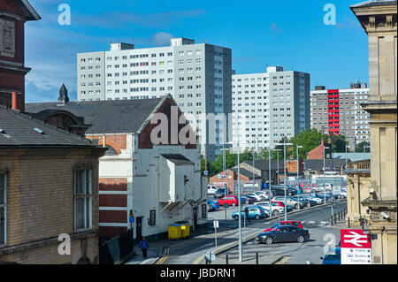 Vista degli appartamenti e la stazione del parco auto in Hull Foto Stock