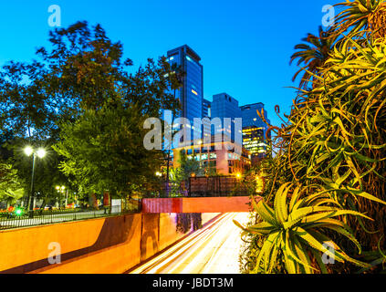 Santiago del Cile - vista notturna delle strade Foto Stock