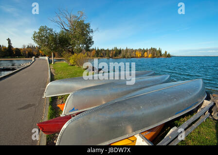 Ribaltata Canoe canadesi in Clear Lake, Wasagaming, Equitazione Mountain National Park, Manitoba, Canada Foto Stock