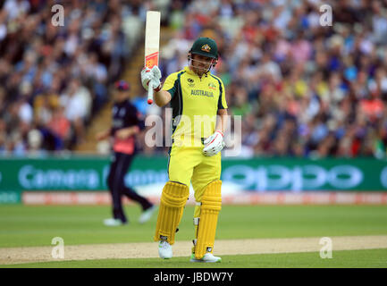 Australia Aaron Finch celebra il raggiungimento di 50 scorre durante l'ICC Champions Trophy, Gruppo a corrispondere a Edgbaston, Birmingham. Foto Stock