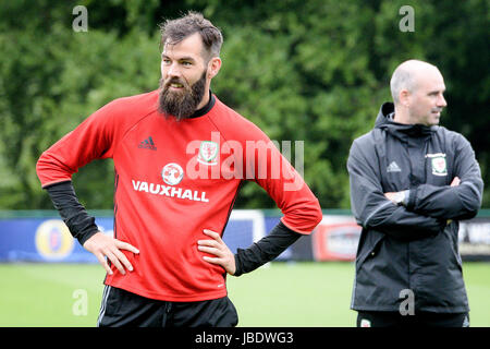 Il Galles Joe Ledley durante il corso di formazione al Vale Resort, Glamorgan. Foto Stock