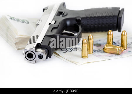 Pistola con bullet e il ceco banconote isolati su sfondo bianco Foto Stock