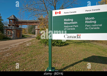 La storica Porta Est del Riding Mountain National Park, Manitoba, Canada Foto Stock