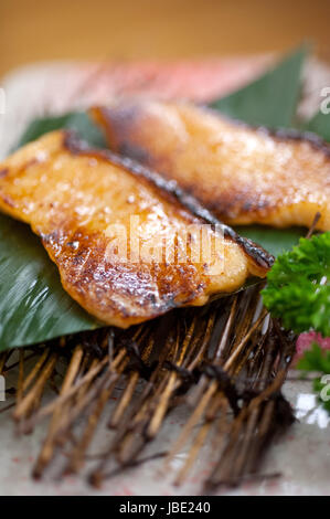 Stile giapponese teppanyaki Merluzzo arrosto pesce su foglie di palma Foto Stock