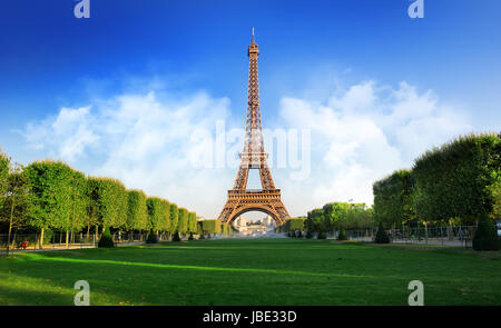 La Torre Eiffel e gli Champs de Mars a Parigi, Francia Foto Stock