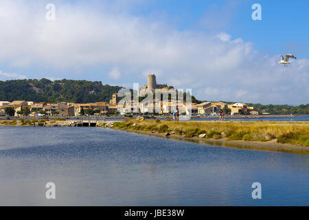 Vista sul piccolo borgo medievale Gruissan con il suo castello rovine nel centro Foto Stock