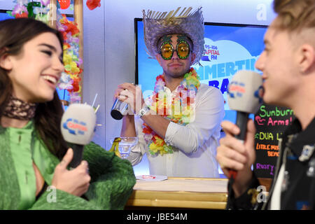 Dua Lipa e capitale FM romano del presentatore Kemp al capitale della FM Estate sfera con Vodafone presso lo Stadio di Wembley a Londra. Stampa foto di associazione. Picture Data: Sabato 10 Giugno, 2017. Foto di credito dovrebbe leggere: Dan legge/filo PA Foto Stock