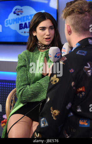 Dua Lipa e capitale FM romano del presentatore Kemp al capitale della FM Estate sfera con Vodafone presso lo Stadio di Wembley a Londra. Foto Stock