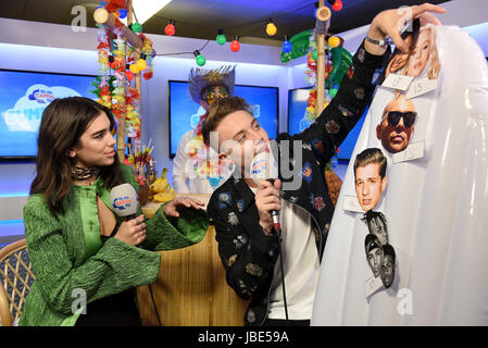 Dua Lipa e capitale FM romano del presentatore Kemp al capitale della FM Estate sfera con Vodafone presso lo Stadio di Wembley a Londra. Foto Stock